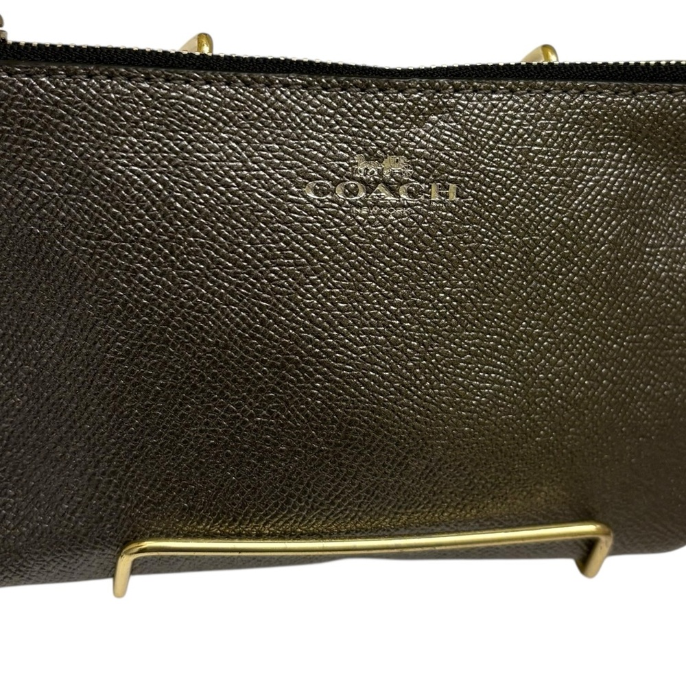 Coach Corner Zip Wristlet in Metallic Leather. Metallic Gunmetal/Pewter. 6.25x4